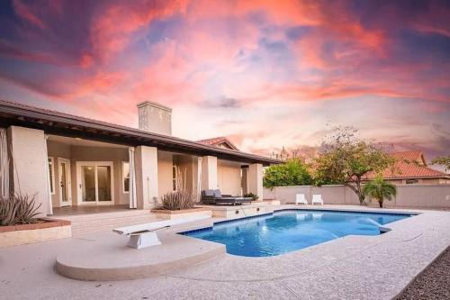 Luxe Oasis! Pool, Mini-Golf, Games, Pets OK!