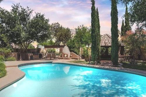 Luxe Oasis! Pool, Mini-Golf, Games, Pets OK!