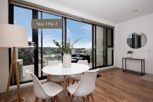 Luxe on Main in Mornington Views of the Bay