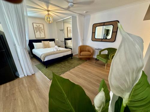 Luxe Palm Studio Villa - In the heart of Edge Hill