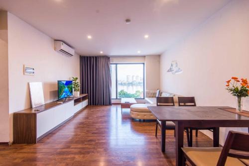Luxe Paradise Apartment Lac Long Quan
