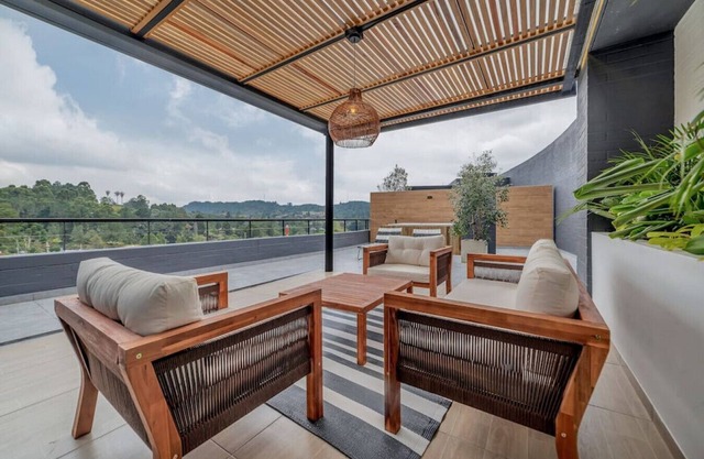 Olive 402 · Deluxe Country Penthouse: Privacy & Chill