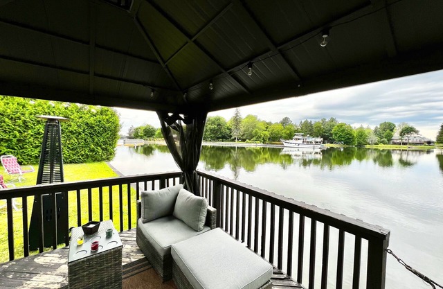 Luxe Private Riverfront Getaway on Trent-Severn!
