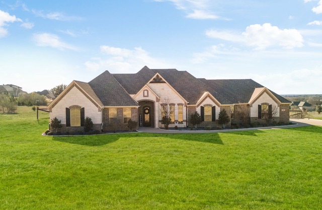 Luxe Retreat:Saltwater Pool & Spa, Jacuzzi Tub, Chefs Kitchen, EV Charger & more