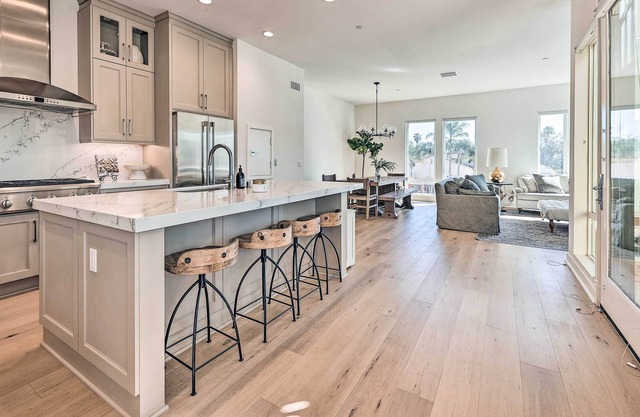 Luxe Retreat w/ Rooftop < Half Mi to Beach!