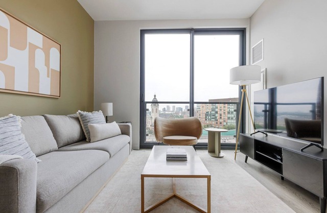 Luxe River West 3BR w/ Pool, Gym, Pet Area, A/C & Rooftop, by Blueground