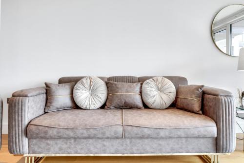 Luxe Riverside 3 Bed, 2 Bath En-Suite, Balcony views with Great Transport Links in London - Perfect for long stays