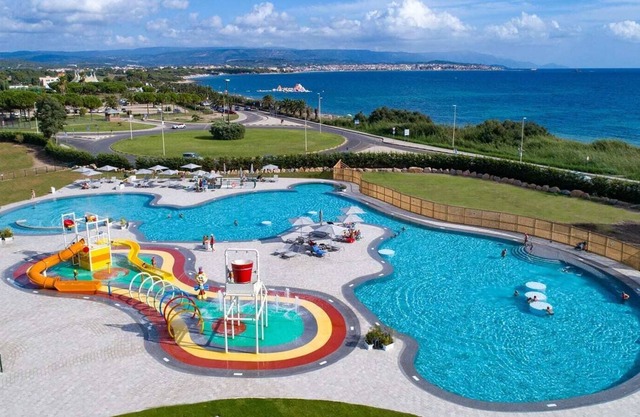 Un versátil campamento familiar en Cerdeña, justo sobre el agua azul del mar.