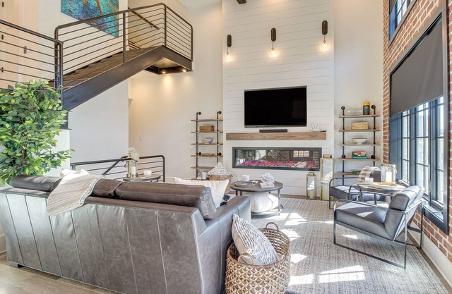 Luxe Savannah Townhome: 1 Mi to Historic District