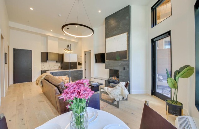 Luxe Schweitzer Condo with Hot Tub Ski-InandSki-Out!