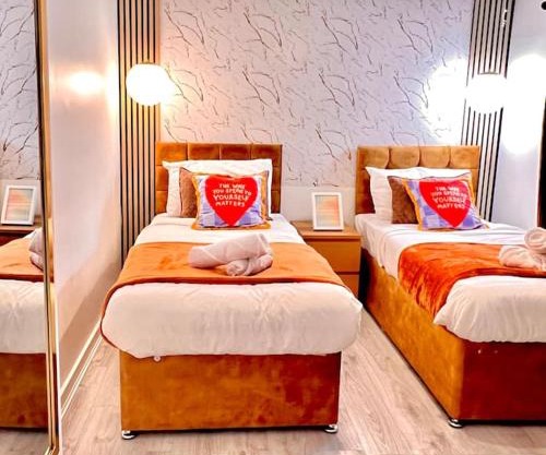 Luxe Smart Home - Basildon Serviced Accommodation - 7 Mins Walk To Basildon Town Centre, Hospital & Train Station