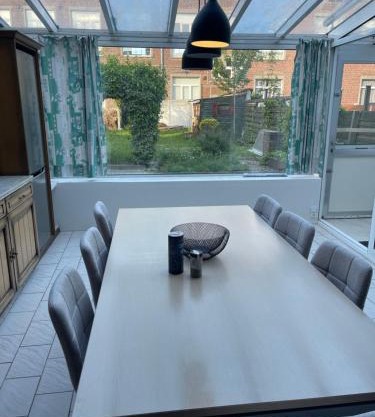 Luxe Stay Large Apartment with Garden and Garage in the center of Moorsele