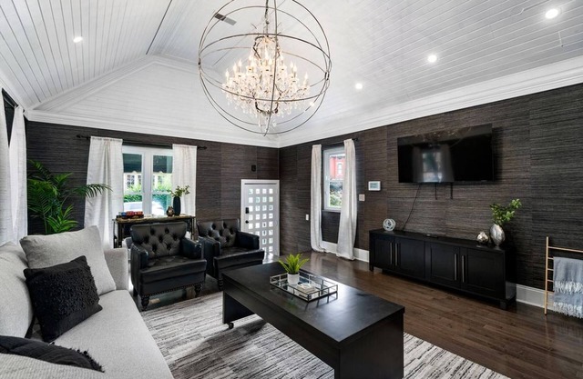 Luxe Studio w/ King Bed + Sofa | Walk to OSU/Bars