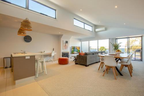 Luxe Townhouse on the Paynesville Waterfront Esplanade