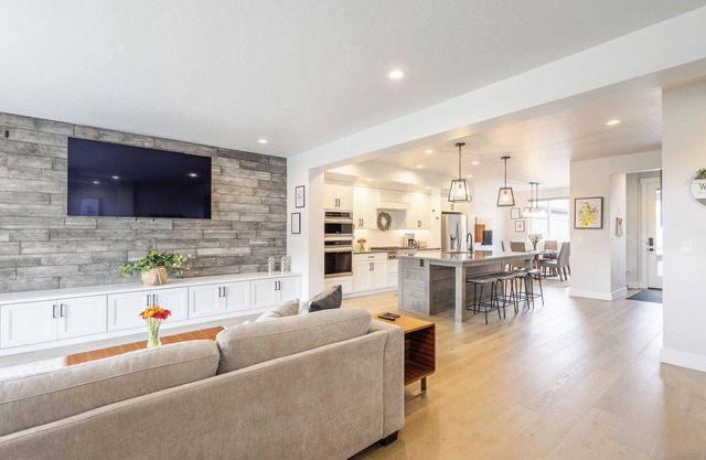 Luxe Townhouse with Fire Pit & Pool Access Micron