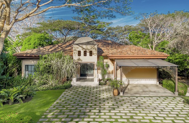 Luxe tropical villa with private pool, fairway views & on-site golf/pools/tennis