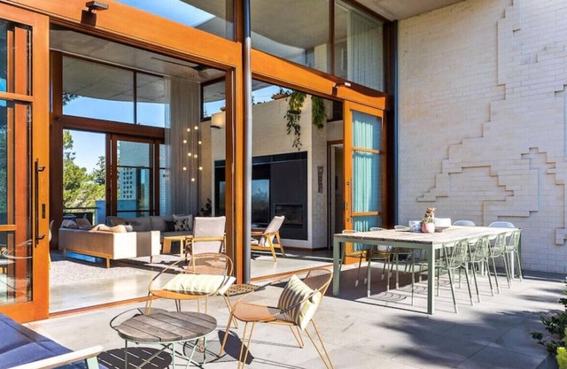 Luxe, unique family home near beach