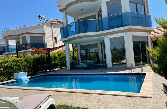 Luxe villa tekerbrothers