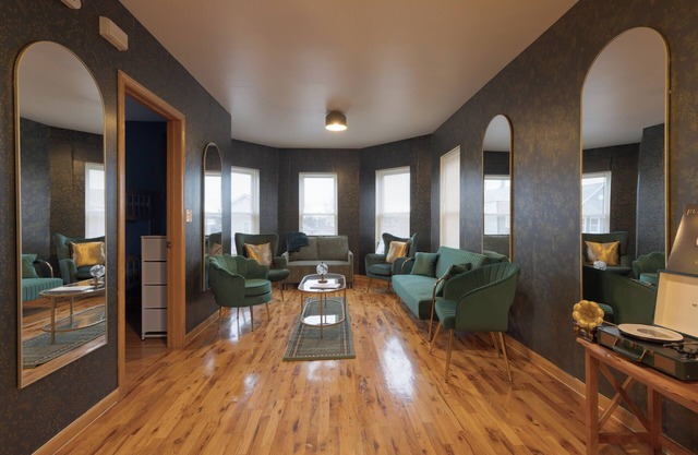 LUXE Vintage Green Loft - 10min to Downtown, Movie Rm, Student & Family-Friendly