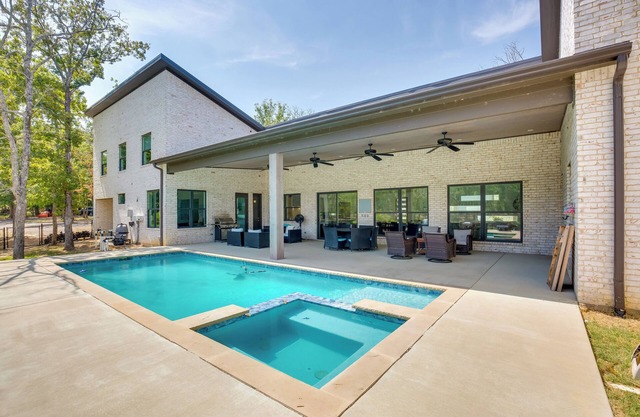 Luxe Waterfront Home in Malakoff w/ Pool + Hot Tub