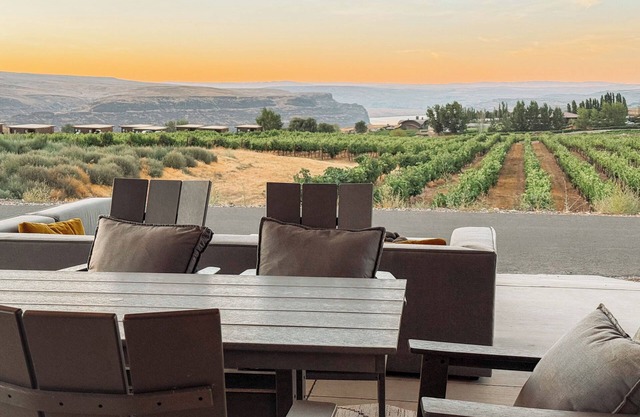 Luxe Winery Spa Retreat with Columbia Gorge & Lake Views 2bd/2ba