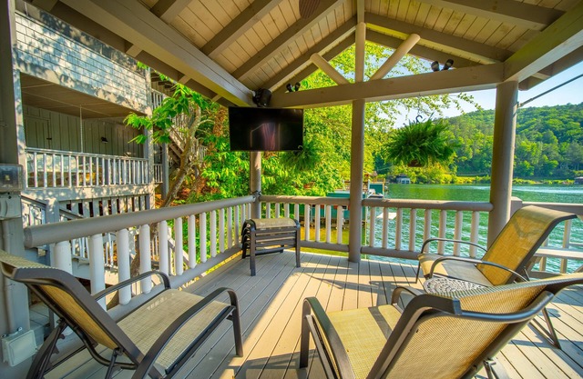 Luxuary Lakefront Home / 4 BR 3.5B / Sleeps 10 Comfortably