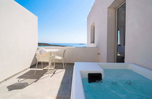 MakriKythera Luxury Suites - Private Jacuzzi Haven
