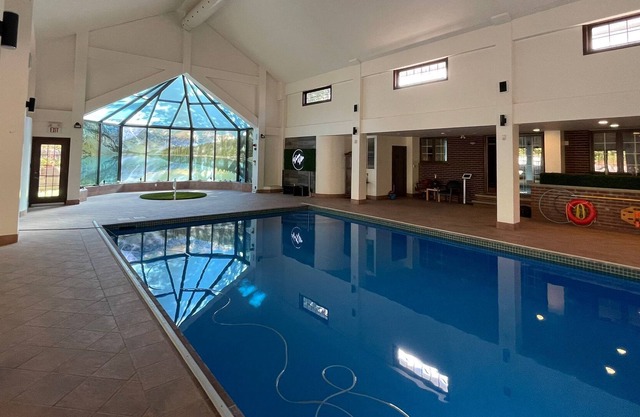 Luxurious 10 bedroom Villa w/ Indoor Pool & Hot Tub in Stouffville