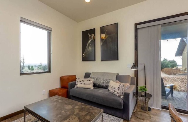 Luxurious 1 Bed 1 Bath, walk to the Ranch House!