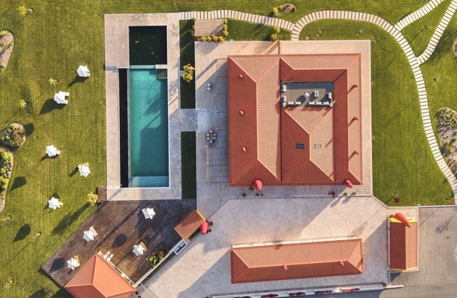 Luxurious 16-bedroom resort with AC, Pool and Jazuzzy near awesome Lisbon