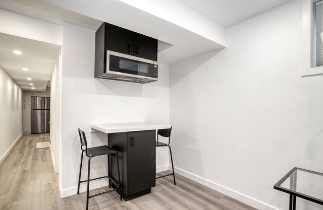 Luxurious 1Bedroom / 2 Bed / 1Bath Apartment with WFH Setup