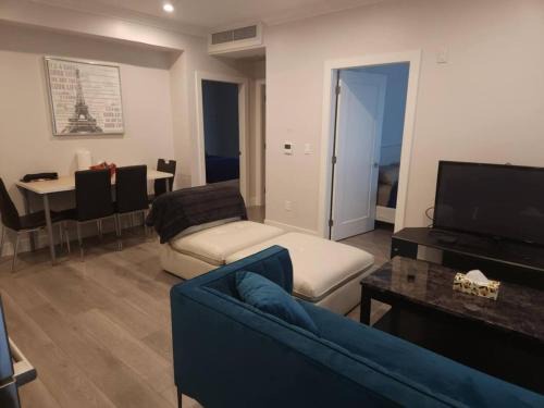 Luxurious 2-Bed Condo - Ultimate Comfort Convenience for Corporate Stays