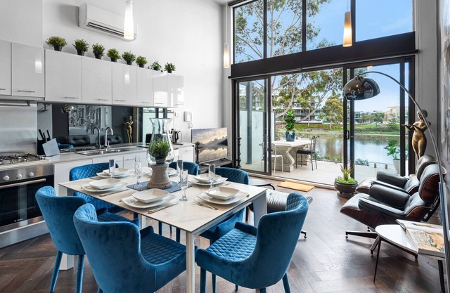 Luxurious 2-Bed Loft with Waterside Views