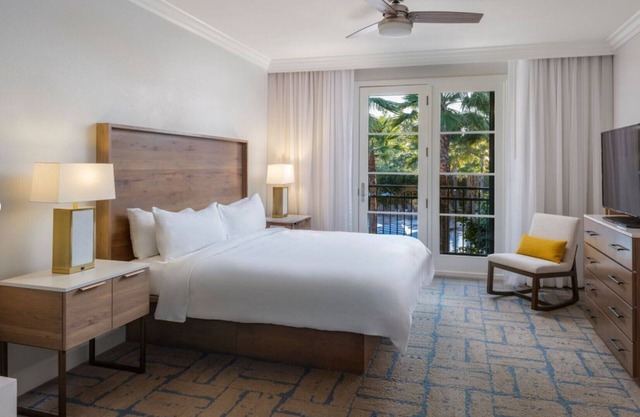 Luxurious 2-bedroom villa at Marriot's Newport Beach Resort with WiFi, AC, Pool.