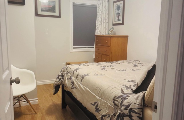 Luxurious 2 Bedroom with King and Queen bed and 1.5 Bathroom sleeps 6.