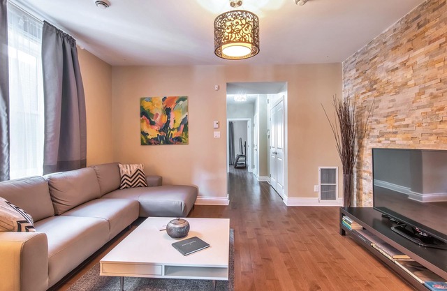 Lujoso condominio de 2 habitaciones y 2 baños, WIFI con estacionamiento GRATUITO