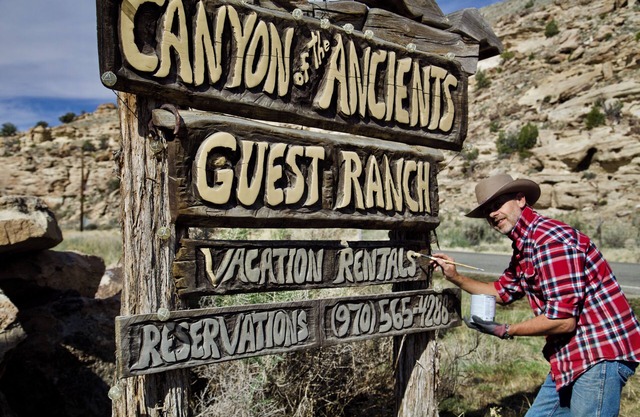 Luxurious 2-bedroom cabin @ Canyon of the Ancients Guest Ranch in McElmo Canyon