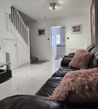 Luxurious 2 Bedroom House With Garden And Free Parking