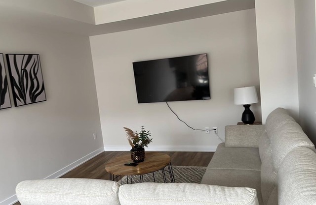 Luxurious 2 bedroom house.Close to amenities, airport,downtown and EY centre.