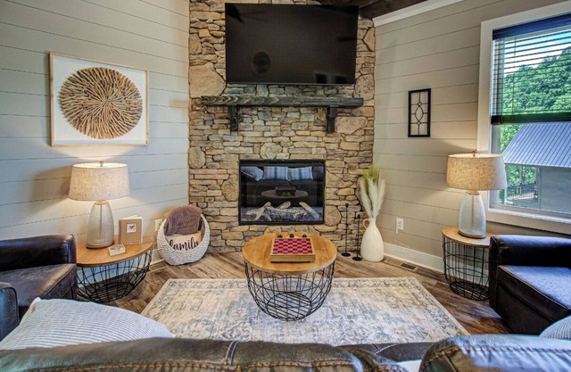 *Luxurious 2BD w/ Hot Tub! Fireplace + Near TOWN!*