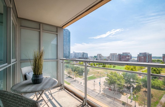 Luxurious 2BR-2BATH,FreeParking,Lake View, Balcony