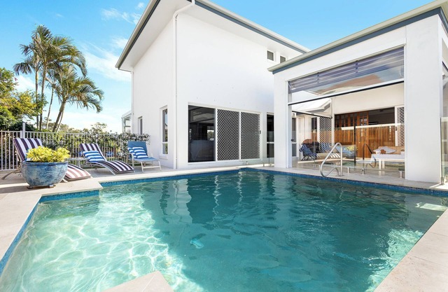 Luxurious 3-Bedroom Canal-Front Home with Pool-Twin Waters