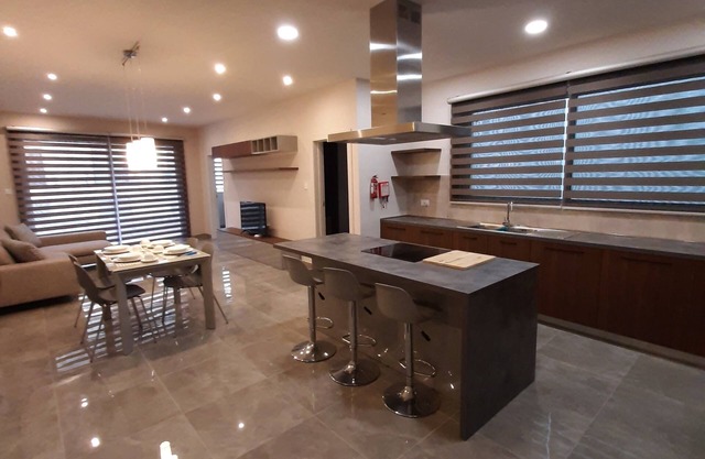 Luxurious 3-bedroom apartment in Zonqor Area- 5 mins away from the beach!