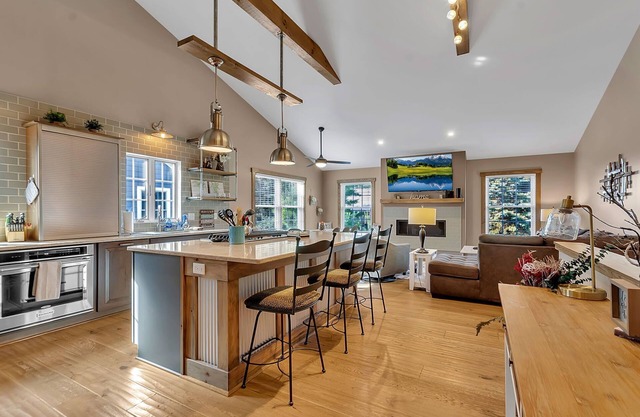 Luxurious 3-Bedroom Townhouse, Walk to Village