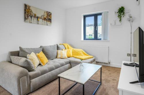 Luxurious 3 bedroom house with free parking, 10mins drive to Ethihad Stadium and Coop Live