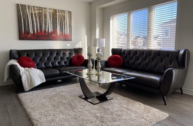 Luxurious 3 bedroom Townhouse with free parking