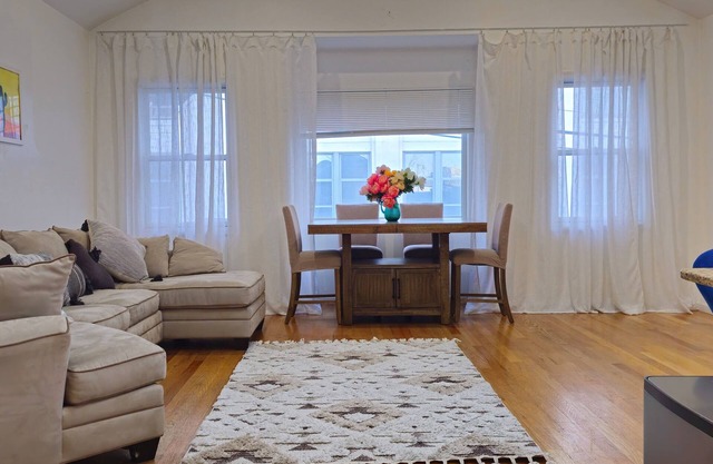 Luxurious 3 bedroom Condo in Jersey City. 10 mins Walk to JSQ Path station
