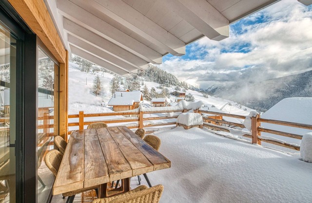 LUXURIOUS 3 BR COTTAGE IN LE LEVRON