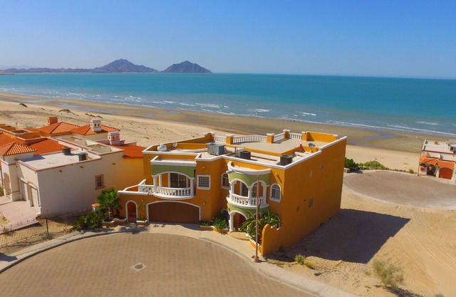 Lujosa casa de 3 pisos en la playa para 15 personas con piscina privada y wifi.