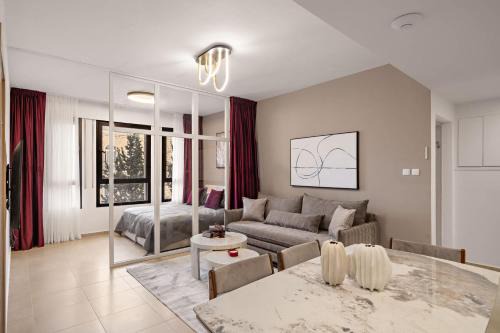Luxurious 3BDR In King David 19 with Parking